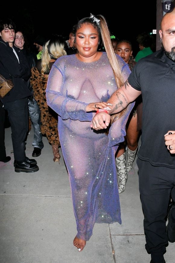 Quand Lizzo, vêtue d'une robe transparente, se rendait à l'anniversaire de Cardi B à Los Angeles, le 11 octobre 2021.