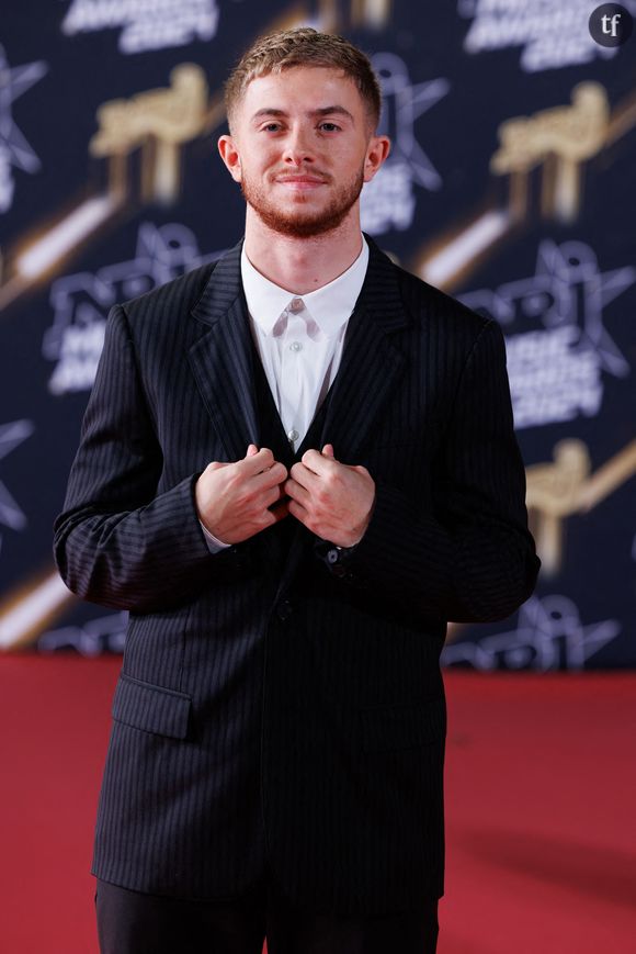 Sur TikTok, les internautes s'enflamment depuis la diffusion de vidéos où l’on voit le youtubeur aux côtés de la jeune femme, lors d'une soirée.