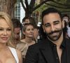 "T'as réussi à obtenir leur pardon ?", demande Mouloud Achour à Adil Rami. "De la part de Pamela, je ne sais pas", a-t-il répondu, même s'il affirme lui avoir demandé "plusieurs fois". "Aujourd'hui, ce qu'elle est devenue, c'est beau. Je sais qu'elle a un côté artistique en elle qui est assez fort, et qu'elle a toujours aimé la nature et les animaux et aujourd'hui on le voit pleinement. Et je suis heureux de la voir comme ça". Pamela Anderson avait décrit un homme "manipulateur" et "dangereux". Léna Guillou, ex-compagne d'Adil Rami de 2021 à 2023, avait quant à elle dénoncé l'emprise que l'ex-footballeur avait exercé sur elle, et s'était indignée de sa présence dans Danse avec les stars. "Je pensais sortir complètement de tout ça mais en fait je vis hyper mal le fait qu’on continue d’aduler un psychopathe".