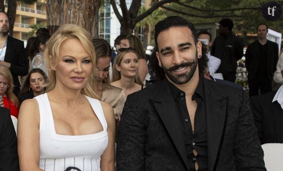 "T'as réussi à obtenir leur pardon ?", demande Mouloud Achour à Adil Rami. "De la part de Pamela, je ne sais pas", a-t-il répondu, même s'il affirme lui avoir demandé "plusieurs fois". "Aujourd'hui, ce qu'elle est devenue, c'est beau. Je sais qu'elle a un côté artistique en elle qui est assez fort, et qu'elle a toujours aimé la nature et les animaux et aujourd'hui on le voit pleinement. Et je suis heureux de la voir comme ça". Pamela Anderson avait décrit un homme "manipulateur" et "dangereux". Léna Guillou, ex-compagne d'Adil Rami de 2021 à 2023, avait quant à elle dénoncé l'emprise que l'ex-footballeur avait exercé sur elle, et s'était indignée de sa présence dans Danse avec les stars. "Je pensais sortir complètement de tout ça mais en fait je vis hyper mal le fait qu’on continue d’aduler un psychopathe".
