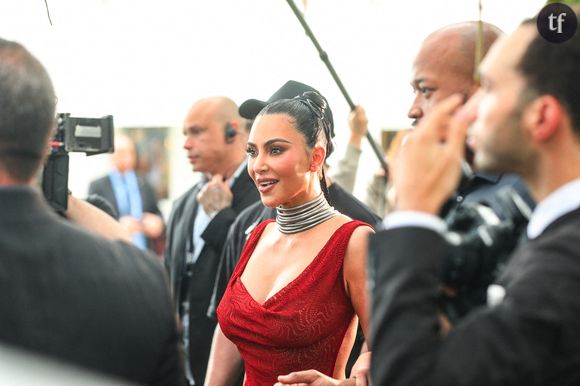 "C'est effrayant", "horrible" : Kim Kardashian trop vulgaire ? C’est le fashion faux-pas avec cette tenue spectaculaire