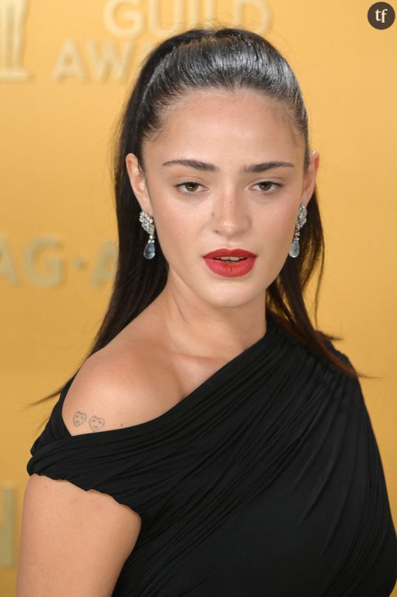 Robe toute en transparences, qui laisse apparaître sous vêtements, poitrine, fesses, selon ses modèles, et ses égéries. Look hyper sexualisant pour certains, féministe pour d'autres, mais pourquoi ne pourrait-il pas être les deux ? Les nombreuses apparitions de cette tenue aux mille déclinaisons font toujours abondamment réagir, dans une époque jamais dépourvue d'élans réactionnaires concernant le corps des femmes.