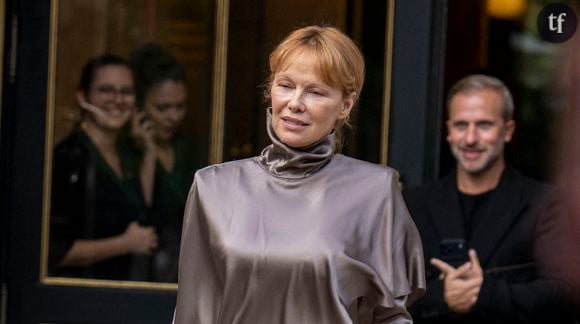 Malheureusement, l'icône de 58 ans n'échappe pas aux commentaires âgistes de celles et ceux qui refusent de la voir vieillir et regrettent le temps où elle était un objet de désir. "Elle ressemble à une grand-mère", "Nous avons le même âge mais elle ressemble à ma grand-mère dans cette robe", "Comme quoi, le maquillage fait vraiment des miracles...", "J'ai du mal à m'adapter à la nouvelle Pam, je préférais l'ancienne version", "Elle est passée d'une bombe à Marge Dursley", "Je ne peux pas croire que c'est Pamela Anderson", peut-on lire en vrac sur les réseaux sociaux.