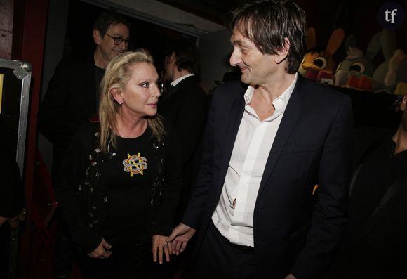 "On s'aimait vraiment"

"Quand un petit bébé qui meurt, la maman n’oubliera jamais ça, ni le petit garçon, et personne d'ailleurs ne parle de son mari qui est complètement cassé de partout… Pour une dose de je ne sais pas quoi, de faire ça, c’est atroce", a abondé l'artiste. Elle est également revenue sur leurs six années de mariage : "Je l'ai aimé malgré l'alcool, malgré la drogue et en sachant qu'il aimait les hommes. Je l'aimais lui. Tout le monde s'est moqué de nous quand on s'est mariés, en disant que c'étaient Le Luron et Coluche. Ce n'est pas juste parce qu'on s'aimait vraiment."