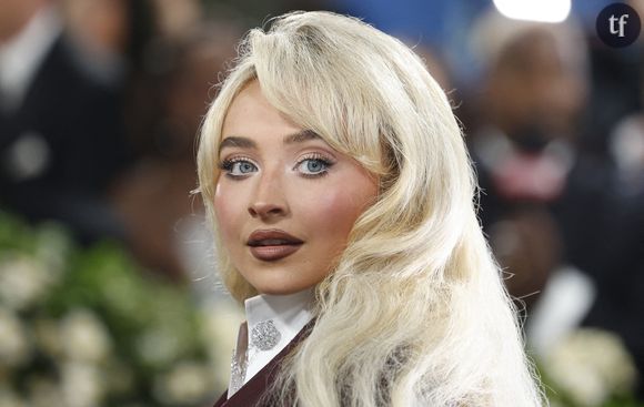 Dans une série de clichés semblant retracer son passage en Europe, Sabrina Carpenter a offert à ses abonnés un aperçu de son quotidien : moments complices entre amis, flipper à l’effigie de Manchild et, bien sûr, une sélection de tenues soigneusement choisies. Parmi elles, une robe dos-nu qui a affolé ses fans.