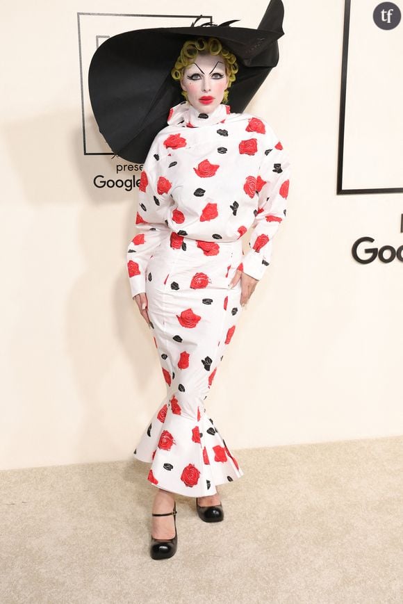 Vêtue d'une robe blanche sirène à manche longue et parsemée de roses noires et rouges (signée Marni), l'ex compagne de Kanye West s'est surtout faite remarquer pour son maquillage.