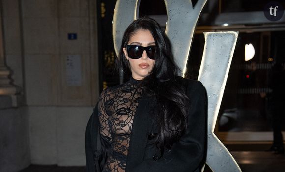 “(Un jour), ma mère m’a assise et m’a dit : ‘Il faut que tu arrêtes. Tes tenues ne vont pas et tu dois arrêter de porter des leggings noirs”, explique-t-elle au Harper’s Bazaar en 2022. Elle n’allait pas laissé sa fille avoir l’air basique." Comme sa mère, il est clair que Lourdes n'a peur de rien, comme elle l'a montré en arborant une combinaison en dentelle totalement transparente lors du défilé Saint Laurent en janvier 2025.