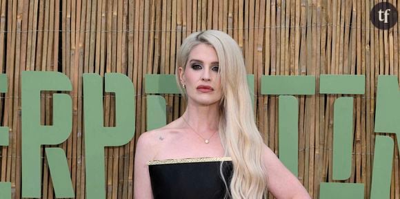 Sharon et Kelly Osbourne se sont rendues à une soirée tenue par la designeuse Rebecca Vallance ce mercredi 26 novembre dernier, déclenchant une vague de commentaires et de critiques sur leur apparence jugée “trop maigre”.