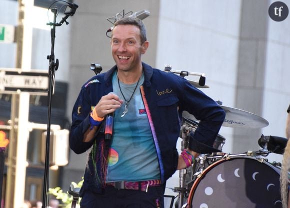 Celle qui arborait une robe Valentino en mousseline bleu ciel, ornée d’un gros nœud noir, a d’ailleurs ouvert le bal au bras du chanteur du groupe Coldplay. Si la scène est attendrissante, un autre passage filmé d’Apple Martin suscite la controverse auprès des internautes.