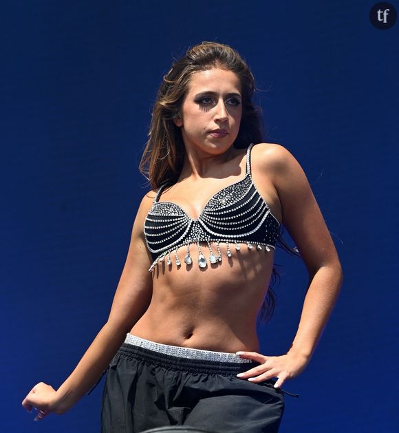 "J'aime les chansons pop insolentes et sexy, mais pour ma part, j'aime me délecter de leur côté inconfortable et provocateur", énonce la chanteuse à NME... Avant de mettre les points sur les i. Car l'amie de Tate McRae, à l'instar de la sensation pop, désire que l'expression du corps féminin se fasse de la manière la plus libre possible.