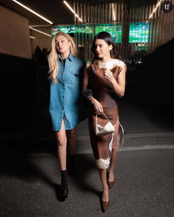 Les deux mannequins, passionnées d'équitation, sont photographiées à cheval, en pleine nature.