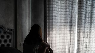 "Une chaussure jetée en plein visage", "viols conjugaux" : cette jeune influenceuse dénonce la relation toxique dont elle a été victime dès l'adolescence, c'est très choquant