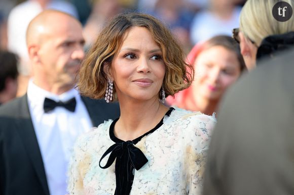 "Trop vieille pour ça"

Fin juin, l’actrice oscarisée de 58 ans publiait une vidéo d’elle dansant en bikini sur Instagram. Alors qu’elle se déhanchait devant la caméra de son compagnon, le chanteur Van Hunt, le bas de son maillot de bain a glissé par accident. La quinquagénaire a partagé la vidéo avec humour sur les réseaux. Un moment d'autodérision qui a rapidement déclenché une avalanche de commentaires âgistes et sexistes, certains internautes estimant qu’elle serait "trop vieille pour ce genre de contenu".