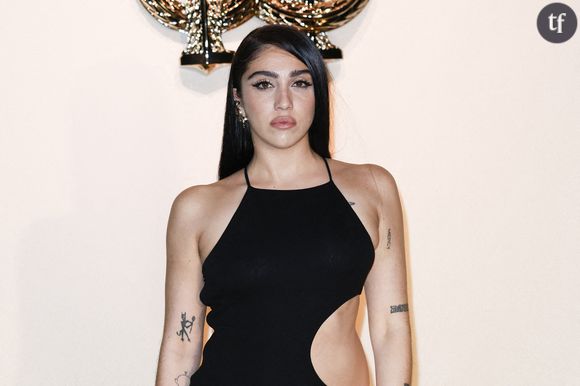 "C'est le sosie de sa mère", "Enfin un corps naturel" : la fille de Madonna sidère les internautes en dévoilant son ventre dans une robe ultra sexy