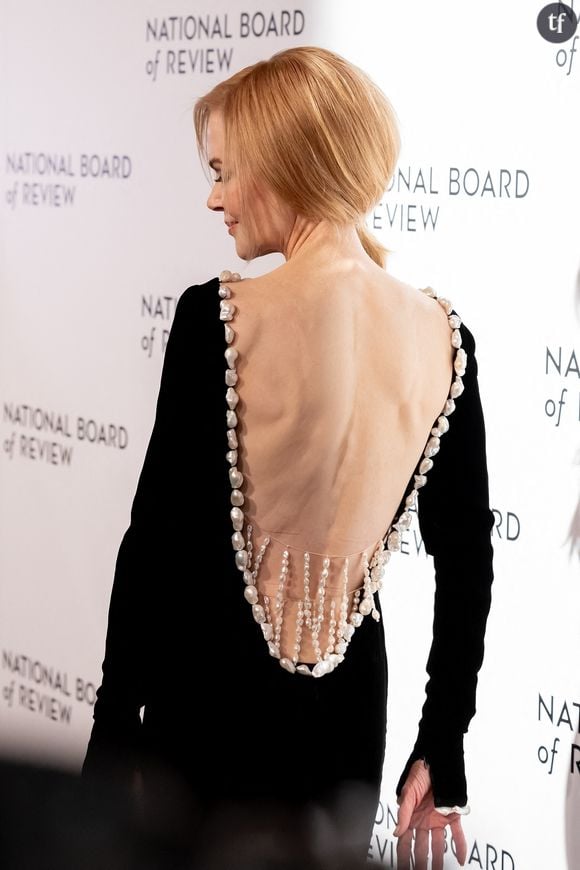 Tant et si bien que la créatrice de contenus Jenna Tells Ya passe au crible dans une courte mais abondamment visionnée vidéo l'itinéraire capillaire de Nicole Kidman. Afin de reporter la coupe de cheveux qu'elle arbore le lundi, le mercredi, le vendredi, au fil des cérémonies, des tapis rouges et des clichés de paparazzi. Oui oui.