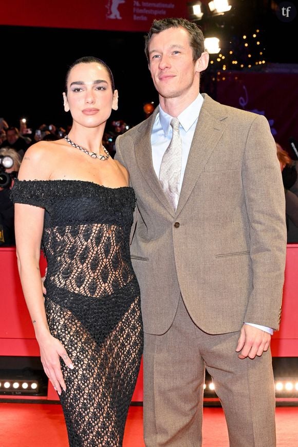 Dua Lipa et son fiancé Callum Turner ont fait une apparition remarquée sur le tapis rouge de la cérémonie d’ouverture de la Berlinale 2026, ce samedi 14 février.