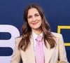 Drew Barrymore prône le naturel

Dans une industrie obsédée par l'apparence et la jeunesse éternelle, Drew Barrymore revendique le droit de vieillir sereinement et librement. L'actrice devenue animatrice de talk-show a publié une vidéo selfie sans maquillage sur Instagram le 24 décembre accompagnée de la légende mentionnée ci-dessus. Dans la vidéo, elle montre sa peau, témoin des marques de la vie, n'hésitant pas à zoomer sur ses rides avec un sourire qui en dit long sur sa philosophie. Sur les traces de Andie MacDowell, Teri Hatcher ou encore Kate Winslet, Drew Barrymore prône le naturel et le "bien vieillir". 

Dans son émission de télévision The Drew Barrymore Show de début d'année, elle confirmait n'avoir jamais eu recours à la chirurgie esthétique : "Je n'ai rien fait et je veux essayer de rester ainsi".