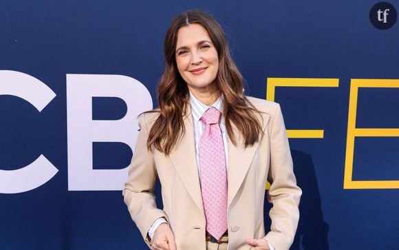 Drew Barrymore prône le naturel

Dans une industrie obsédée par l'apparence et la jeunesse éternelle, Drew Barrymore revendique le droit de vieillir sereinement et librement. L'actrice devenue animatrice de talk-show a publié une vidéo selfie sans maquillage sur Instagram le 24 décembre accompagnée de la légende mentionnée ci-dessus. Dans la vidéo, elle montre sa peau, témoin des marques de la vie, n'hésitant pas à zoomer sur ses rides avec un sourire qui en dit long sur sa philosophie. Sur les traces de Andie MacDowell, Teri Hatcher ou encore Kate Winslet, Drew Barrymore prône le naturel et le "bien vieillir". 

Dans son émission de télévision The Drew Barrymore Show de début d'année, elle confirmait n'avoir jamais eu recours à la chirurgie esthétique : "Je n'ai rien fait et je veux essayer de rester ainsi".