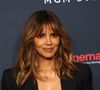 Halle Berry parle ouvertement de la ménopause depuis quelques années. Elle a fait partie des premières célébrités à se confier sur leur expérience de la cinquantaine. En janvier 2024, elle a raconté comment son médecin avait diagnostiqué à tort ses symptômes de périménopause comme de l'herpès, lors d'une conversation franche avec l'ancienne Première dame, Jill Biden, lors d'un événement soulignant la nécessité d'une meilleure sensibilisation et compréhension des problèmes de santé des femmes.