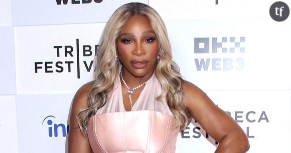 Serena Williams pose en maillot de bain après sa perte de poids

La légende américaine du tennis a fait sensation sur la Toile dans son maillot de bain jaune acidulé. La star qui a perdu beaucoup de poids après sa grossesse a reçu de nombreux compliments de la part de ses fans et abonnés. "Magnifique", "Tu as l'air bien dans ta peau, très beau corps", "Cette couleur te va à ravir", "Tu es resplendissante", peut-on lire parmi les milliers de commentaires laissés sous la publication de la sportive. Néanmoins, certains internautes se disent "déçus" de la perte de poids de celle qu'ils considéraient comme une icône du body positivisme. "Je suis une grande fan de toi depuis très longtemps. Mais aujourd'hui, je suis un peu déçue. Tu as toujours dit que « la force est belle ». Ce n'est donc plus le cas ?", interroge une fan. 

D'autres y vont de commentaires moins constructifs, dénigrant le corps de l'athlète et donnant leur avis non-sollicité : "Elle était mieux avec des formes", "Toujours trop musclée".