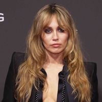 “Hyper sexy et élégante” : Miley Cyrus nue sous ce tailleur très décolleté conjugue classe et sensualité comme personne