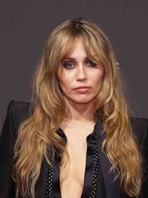 “Hyper sexy et élégante” : Miley Cyrus nue sous ce tailleur très décolleté conjugue classe et sensualité comme personne