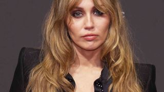 “Hyper sexy et élégante” : Miley Cyrus nue sous ce tailleur très décolleté conjugue classe et sensualité comme personne