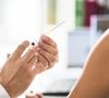 L'intelligence artificielle au service de la médecine ? Un grand débat se soulève après le témoignage d'une patiente ayant découvert être atteinte d'un Cancer grâce à Chat GPT.