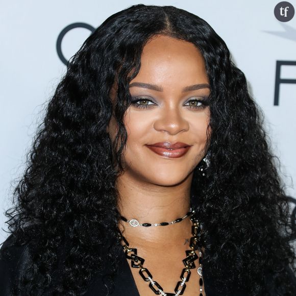 Rihanna l'avoue en interview : elle "adore" être mère au foyer. Mais par delà sa nouvelle vie de maman épanouissante, il y a dans cette affirmation un discours dérangeant que d'aucuns qualifieraient... De "réac". On explique.