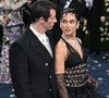 La star, qui a confirmé ses fiançailles avec l'acteur britannique Callum Turner dans une interview donnée au British Vogue en juin, rayonne. Elle a confié que Callum Turner et elle ne se lancent pas encore dans les préparatifs du mariage. Dua Lipa est actuellement en tournée, tandis que l'acteur encore un projet. Mais le couple profite de cette période de bonheur nouvellement fiancé.