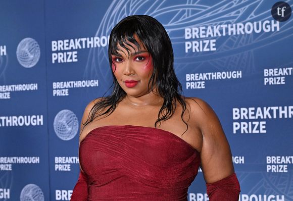 Qu'elle l'ait voulu ou non, Lizzo était devenu le visage du mouvement body positive. Certains fans sont donc déçus de la voir céder à la culture du régime et la promouvoir. Comme d'autres célébrités avant elle, à l'instar d'Adèle, Lizzo est critiquée pour son désir de se conforter aux normes sociétales de minceur. Certains y voient le rejet d'un mouvement qu'elle a prôné, tandis que d'autres craignent que son contenu ne devienne grossophobe.
Des célébrités - comme Rebel Wilson, Melissa McCarthy, Missy Elliott, America Ferrera, Ariel Winter, Meghan Trainor - ont affiché leur silhouette amincie au fil des ans, suscitant autant les éloges dans les tabloïds et les magazines que les critiques de la part des "plus-size". La manière dont ces femmes ont parlé publiquement de leur perte de poids a varié, mais la réponse a toujours été accompagnée de brèves périodes d'obsession médiatique. Des stars masculines, comme Chris Pratt et Drew Carey, ont également transformé leur corps, mais ne semblent jamais provoquer une réaction aussi extrême. "La façon dont les médias traitent les personnes qui prennent ou perdent du poids a eu un effet sur la chimie de mon cerveau", a d'ailleurs confié Lizzo.
