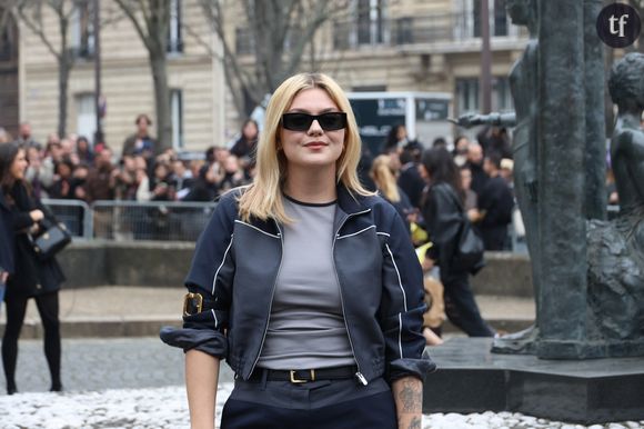 Louane enchaîne les projets

Tout l'été, les fans de la chanteuse ont pu profiter de quelques clichés de ses vacances. À Marseille, à Pise, entre amis ou en amoureux, la maman d'Esmée a profité de moments de calme avant d'enchaîner les projets. En mai dernier, la chanteuse a représenté la France à l'Eurovision, terminant septième du classement final avec sa chanson "Maman". Depuis, elle n'a pas arrêté en sortant des duos avec Joe Jonas ou le groupe The Servant, ou encore en écrivant et composant le titre "Regarde-moi" pour Carla Dona, ancienne candidate de la Star Academy. Le tout avant sa grande tournée "Solo Tour" qui démarrera le 25 septembre puis sillonnera la France, avec notamment un concert à l'Accor Arena le 20 février 2026.