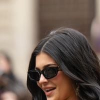 "Super hot" : Kylie Jenner en décolleté vertigineux et cuir rouge, elle met tout le monde d’accord avec son look de Mère Noël sexy