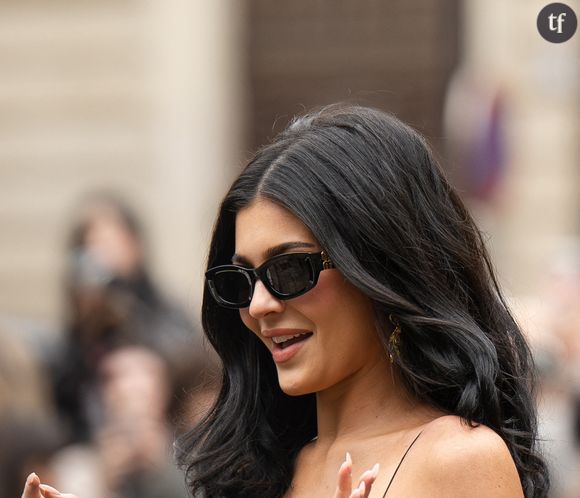 "Super hot" : Kylie Jenner en décolleté vertigineux et cuir rouge, elle met tout le monde d’accord avec son look de Mère Noël sexy