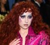 Gestes déplacés, câlins forcés, comportements relevant du harcèlement, sentiment de proximité trop fort... En 2024, la chanteuse Chappell Roan avait elle aussi poser des limites à l'encontre de certains fans. "J'observe des comportements de prédateur déguisés en agissements de "superfans"... Je me fiche que vous m'estimiez égoïste parce que je refuse une photo ou un câlin. Tout cela n'est pas normal, tout cela est bizarre. Je ne les accepte pas. Car si vous voyez une femme lambda dans la rue, crieriez-vous sur elle à la fenêtre de sa voiture ? Iriez-vous la harceler en public ? Vous avez parfois des comportements délirants !... S'il vous plaît, arrêtez de me toucher. S'il vous plaît, arrêtez d'être bizarre avec ma famille et mes amis. S'il vous plaît, arrêtez de supposer des choses à mon sujet", exprimait-elle.