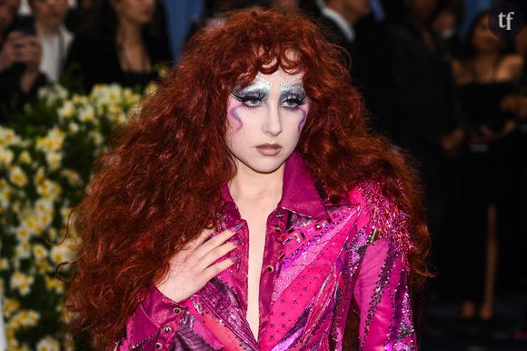 Gestes déplacés, câlins forcés, comportements relevant du harcèlement, sentiment de proximité trop fort... En 2024, la chanteuse Chappell Roan avait elle aussi poser des limites à l'encontre de certains fans. "J'observe des comportements de prédateur déguisés en agissements de "superfans"... Je me fiche que vous m'estimiez égoïste parce que je refuse une photo ou un câlin. Tout cela n'est pas normal, tout cela est bizarre. Je ne les accepte pas. Car si vous voyez une femme lambda dans la rue, crieriez-vous sur elle à la fenêtre de sa voiture ? Iriez-vous la harceler en public ? Vous avez parfois des comportements délirants !... S'il vous plaît, arrêtez de me toucher. S'il vous plaît, arrêtez d'être bizarre avec ma famille et mes amis. S'il vous plaît, arrêtez de supposer des choses à mon sujet", exprimait-elle.