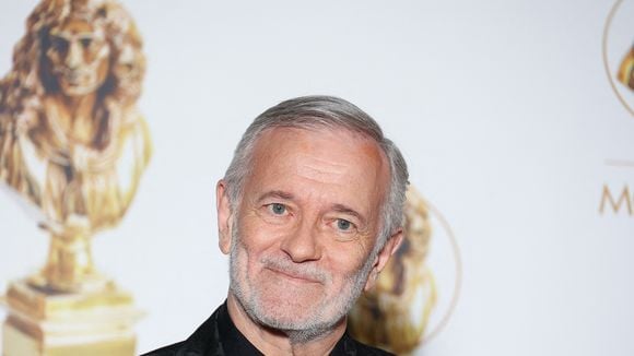 "Il fait du théâtre", "Je n'y crois pas un instant" : le scepticisme immonde face au témoignage de Francis Huster racontant le viol dont il a été victime enfant