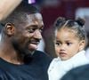 Après sa victoire avec les Parisiens, Ousmane Dembélé a posé sur la pelouse avec sa fille dans ses bras et son épouse à ses côtés.
