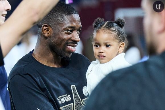 Après sa victoire avec les Parisiens, Ousmane Dembélé a posé sur la pelouse avec sa fille dans ses bras et son épouse à ses côtés.