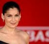 "Ses seins sont dehors", "On la reconnaît pas" : Laetitia Casta ose un bustier au décolleté pigeonnant et fait rager les haters