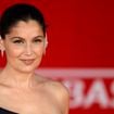 "Ses seins sont dehors", "On la reconnaît pas" : Laetitia Casta ose un bustier au décolleté pigeonnant et fait rager les haters