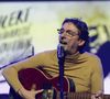 A l’origine de cette fameuse polémique, on retrouve une petite séquence soi-disant humoristique que l’artiste intitule “un vendredi soir au Bataclan”. Sur la vidéo, cette annonce est suivie par des sons qui imitent ceux des fusils d’assaut utilisés par les terroristes lors de l’attentat du 13 novembre 2015, dans la célèbre salle de concert parisienne. Pendant les quelques secondes où Didier Super agite sa guitare telle une arme, une femme à ses côtés imite un corps qui se ferait mitraillée, avant de tomber sur le sol.