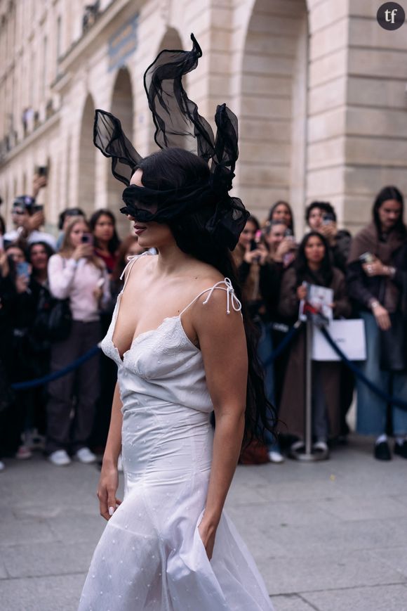 "C'est irrespectueux", "Ridicule", "Quelles sont ses croyances ?" "Elle n'a rien d'une chrétienne", "Quel intérêt à s'habiller en religieuse", "C'est de la provocation et c'est tout", rivalisent de rixes acerbes les internautes sur les réseaux sociaux. Galimatias : ce visuel de Rosalia est un hommage évident à Madonna. Une controverse absurde tant ce visuel s'inscrit dans une mythologie pop avouée et multi référentielle.