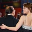 "Méconnaissable", "Hallucinant" : Emma Stone métamorphosée sur ces images, la star adopte un look très audacieux (et c'est politique !)