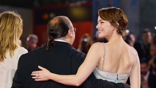 "Méconnaissable", "Hallucinant" : Emma Stone métamorphosée sur ces images, la star adopte un look très audacieux (et c'est politique !)