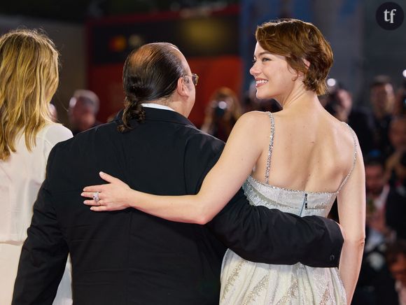 "Méconnaissable", "Hallucinant" : Emma Stone métamorphosée sur ces images, les fans sont sidérés (et c'est politique !)