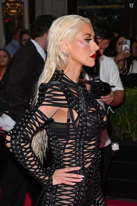 Fidèle à elle-même, la chanteuse iconique des années 2000 célèbre en photos - à retrouver ci contre - sa grande passion : le burlesque, naturellement. Sur ses réseaux sociaux, Christina Aguilera éblouit : elle vient de partager des clichés de sa personne en tenue de showgirl, look audacieux qu'elle considère comme une belle partie de son imaginaire personne.