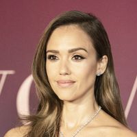 "On dirait qu'elle a 25 ans" : à 44 ans, ce sex symbol culte des années 2000 affiche son corps sculpté dans un bikini et sidère ses fans