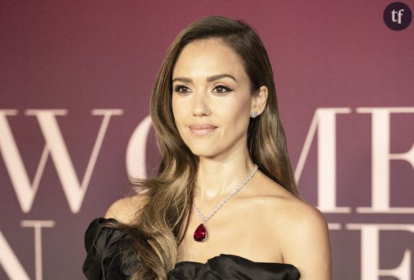 "On dirait qu'elle a 25 ans" : à 44 ans, ce sex symbol culte des années 2000 affiche son corps sculpté dans un bikini et sidère ses fans