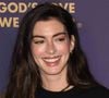 Sur les images à retrouver ci-dessous, Anne Hathaway sidère les internautes en se dévoilant libre, charismatique, sensuelle, égale à elle-même.